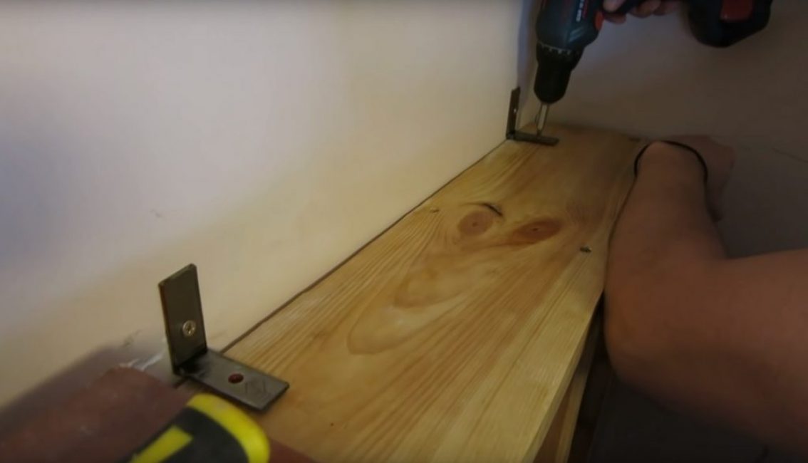 Upevnění police do rohů pomocí samořezných šroubů