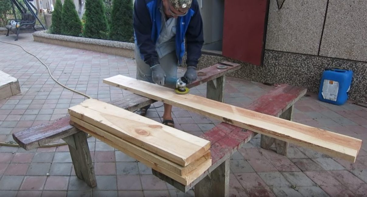 Aby byly desky hladké, můžete použít například brusku s vhodnou tryskou pro práci se dřevem