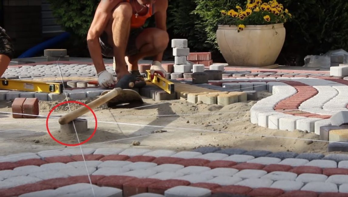 Lana označující úroveň pokládky dlaždic