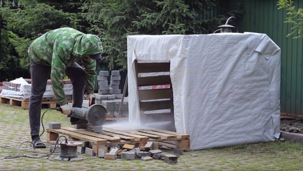 Řezání dlaždic se provádí pomocí brusky s kruhy pro práci na betonu