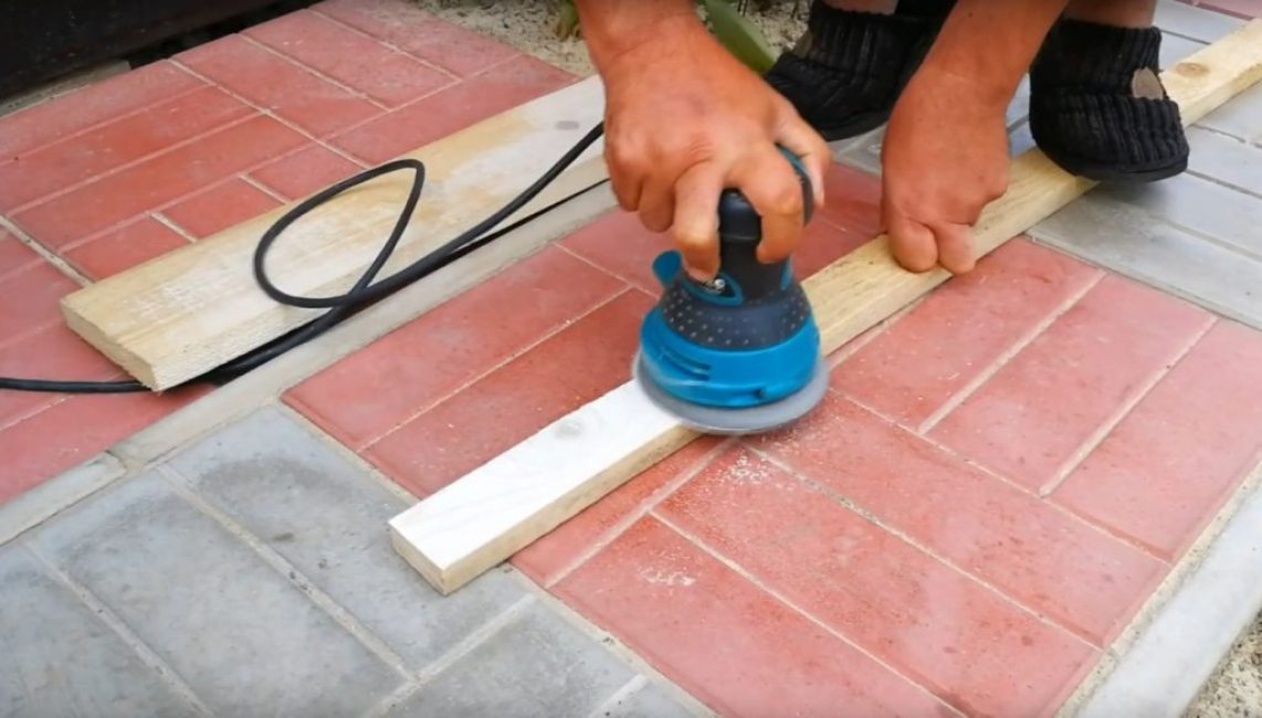 Poliment d'elements estructurals d'un sabater amb una esmoladora