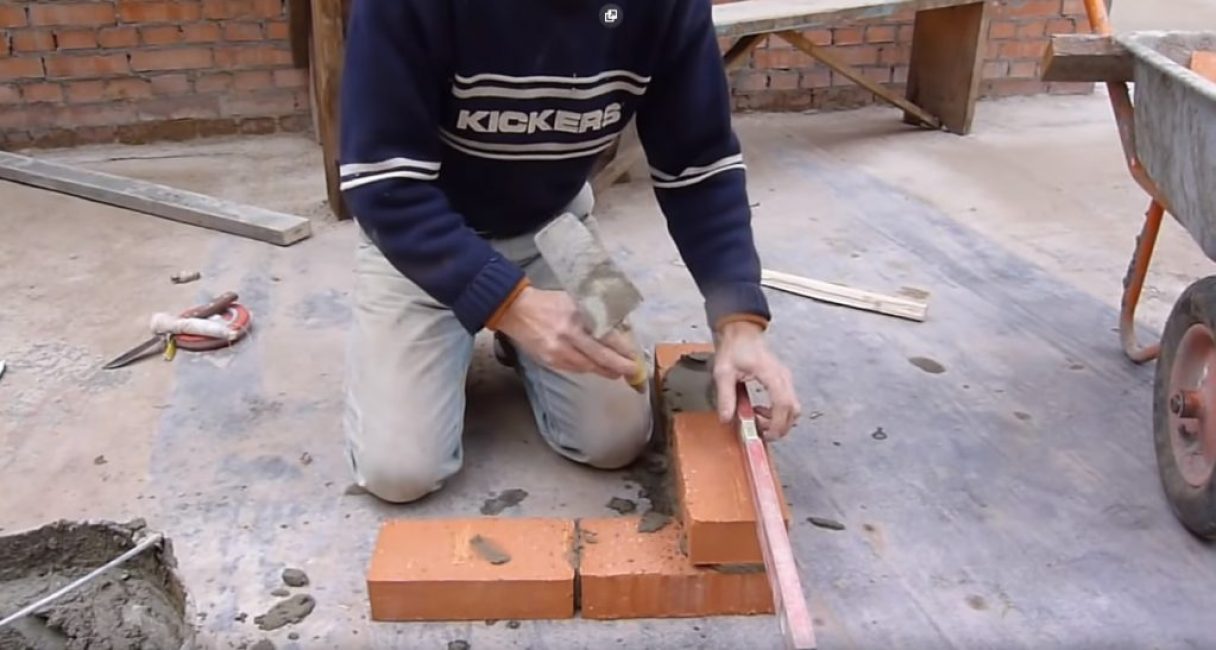 Kontrola pokládky se nejprve provádí ve vodorovné rovině