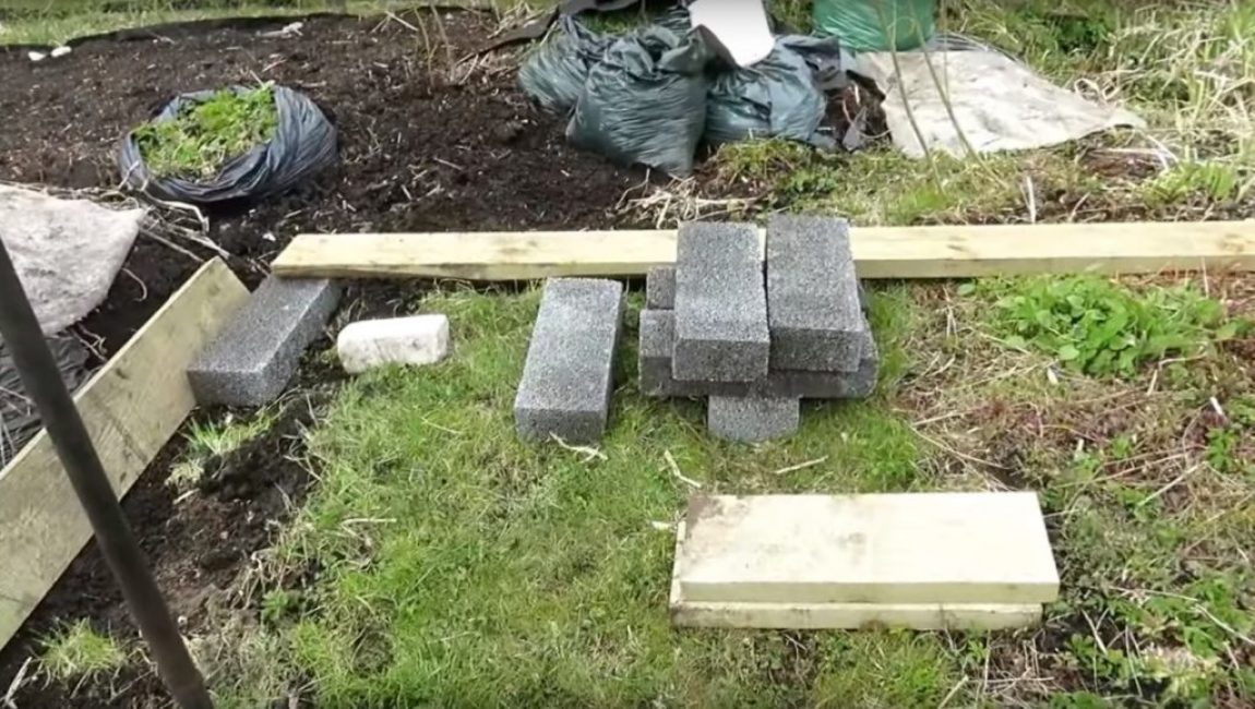 Pro tento účel mohou být vhodné některé cihly nebo betonové bloky.