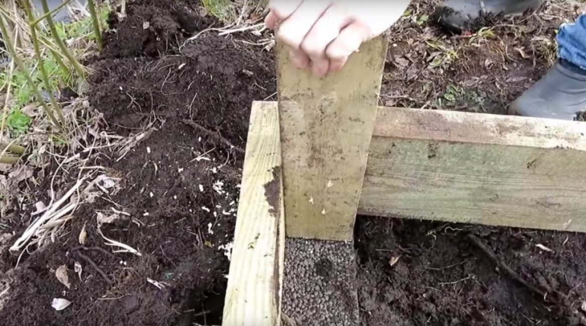 Tyče jsou přišroubovány k dalším sloupkům vysokým 3-50 cm, umístěným v rozích konstrukce.