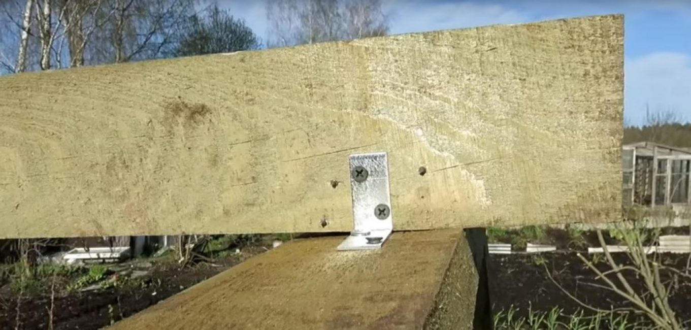 Upevnění brusle na oblouky se provádí pomocí kovových rohů