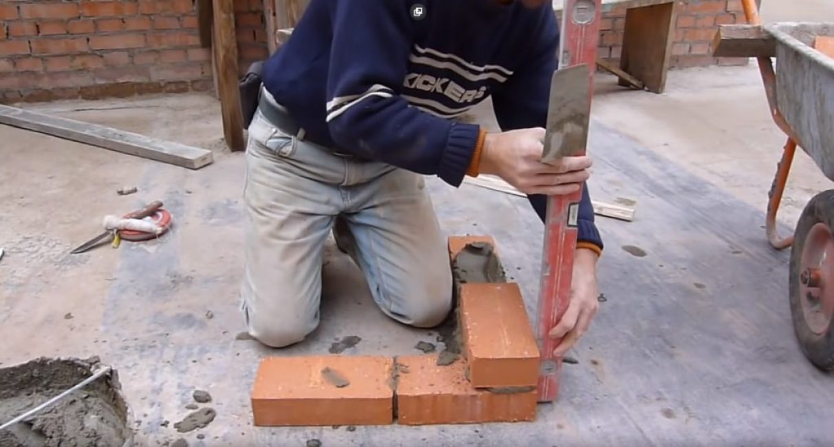 Poté se cihla zkontroluje ve svislé rovině