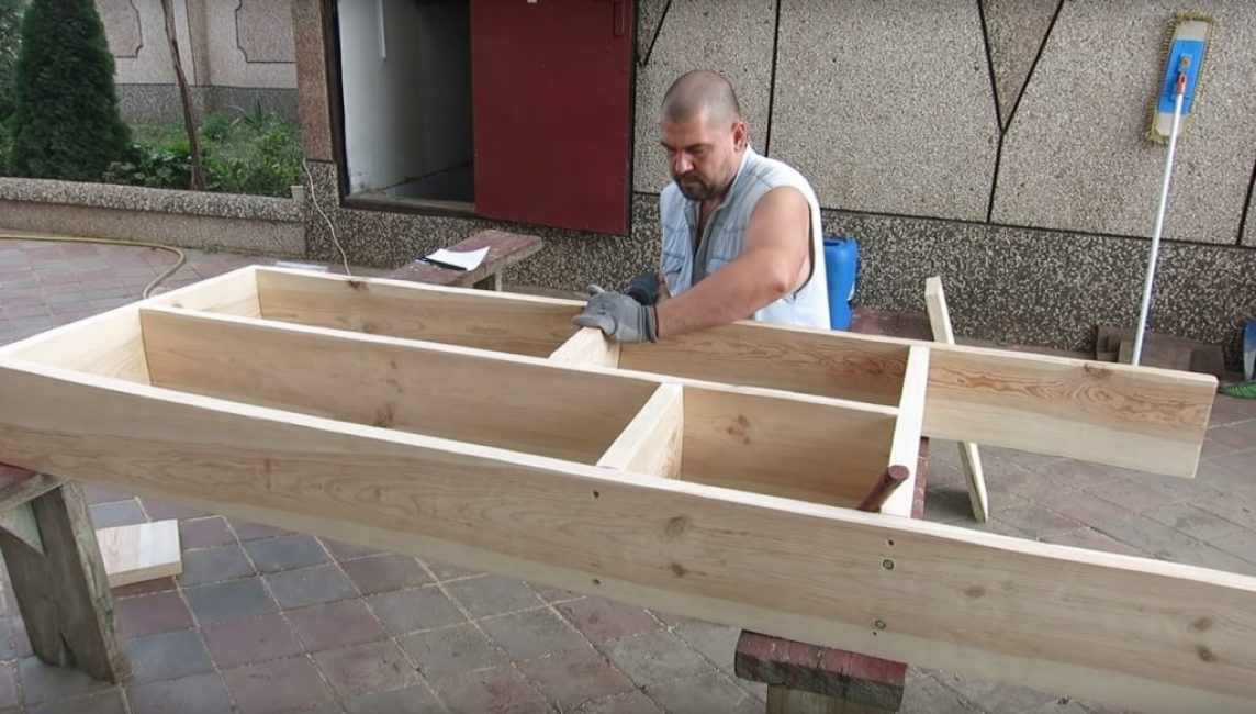 Výroba polic na levé straně regálu