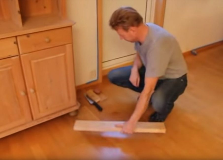 Deska až 1 m dlouhá, používá se jako páka