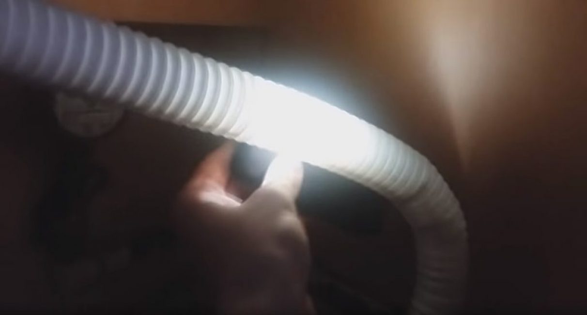 A csövet erős zseblámpával lehet megvilágítani