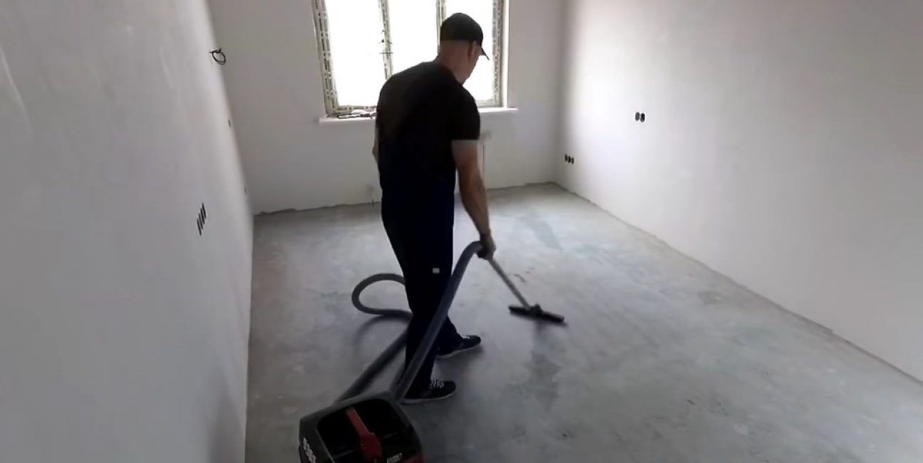 Αφαιρούμε τα υπολείμματα και τη σκόνη από το πάτωμα