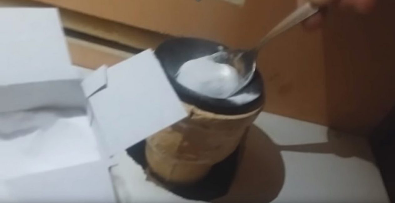 A szóda betöltése a kimeneti csőbe