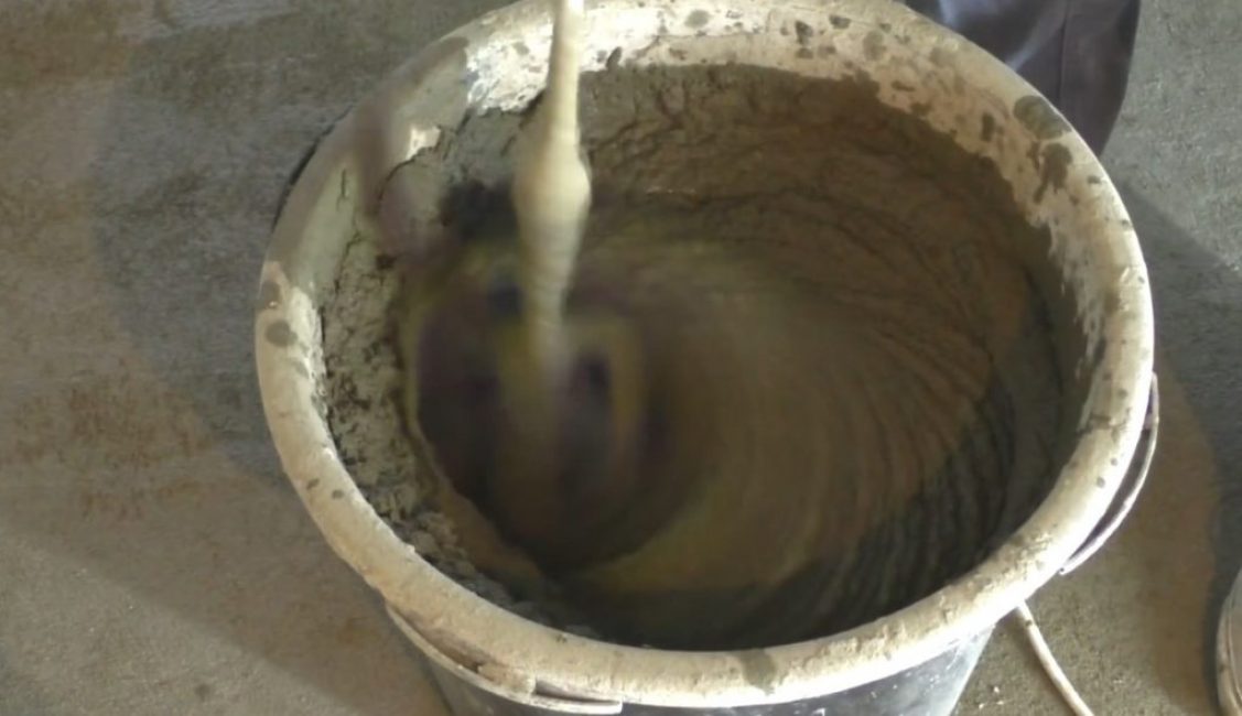 Ανάμιξη μιας σακούλας Sandcrete - εύκολη
