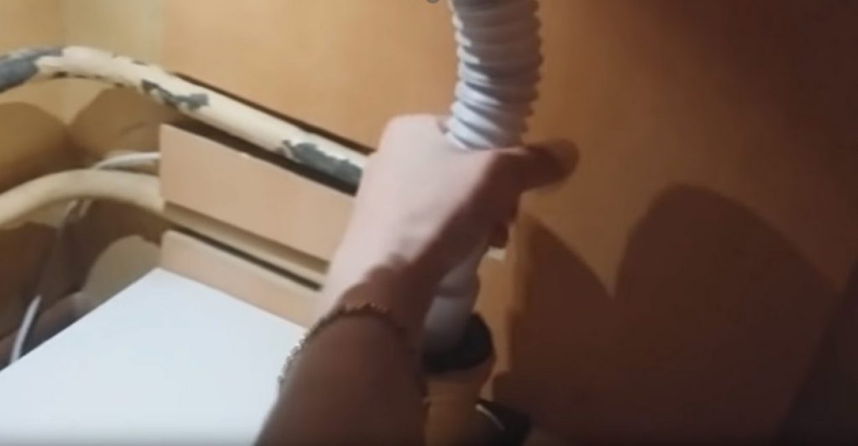 A leeresztő csövet a kimeneti csőbe helyezzük