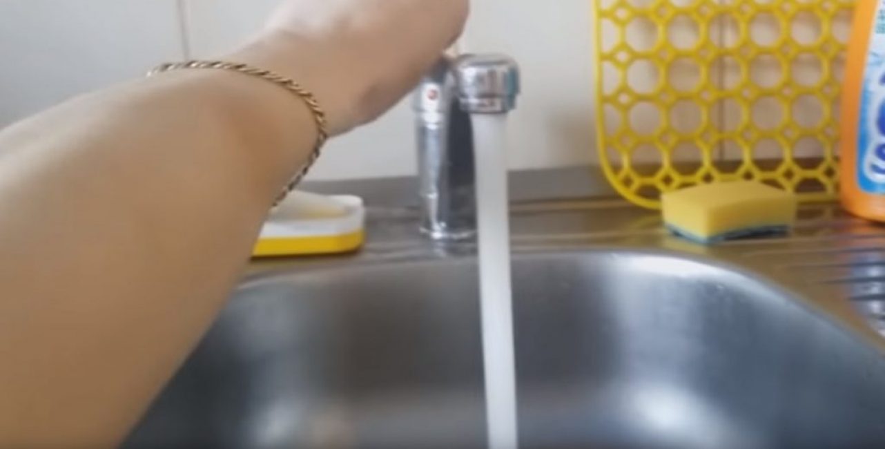Ezután nyissa ki a melegvíz csapot, hogy végül megszüntesse a fennmaradó dugulást.