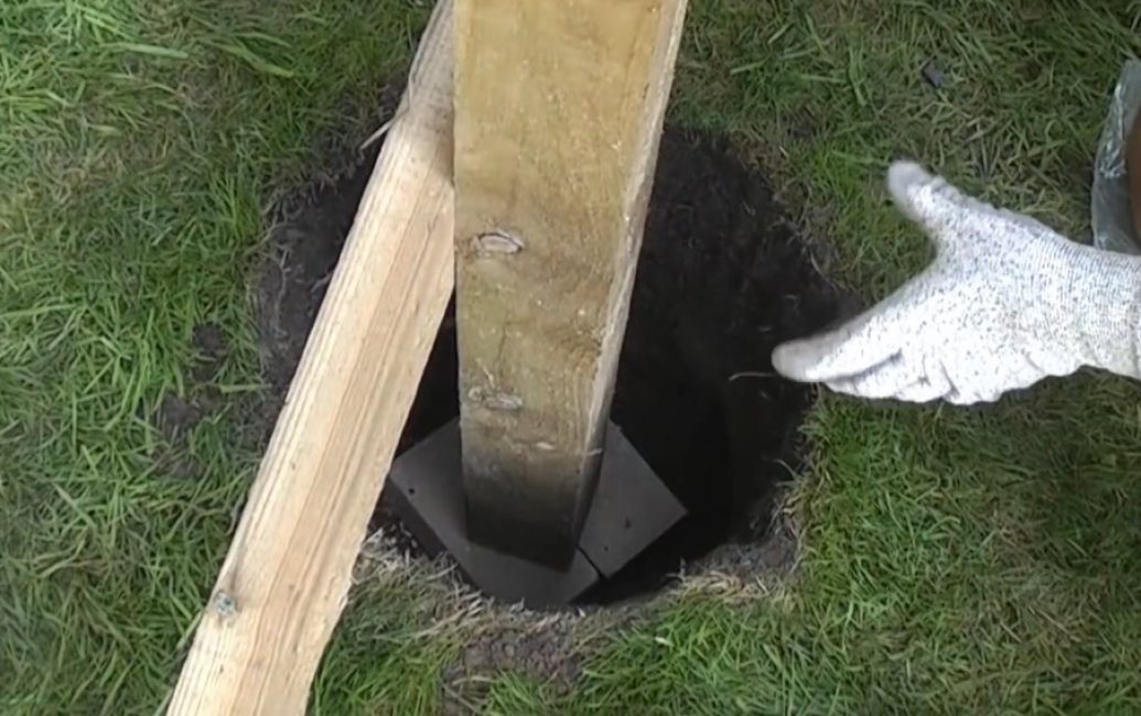 Na dně jámy jsou dvě cihly a na nich sloup.