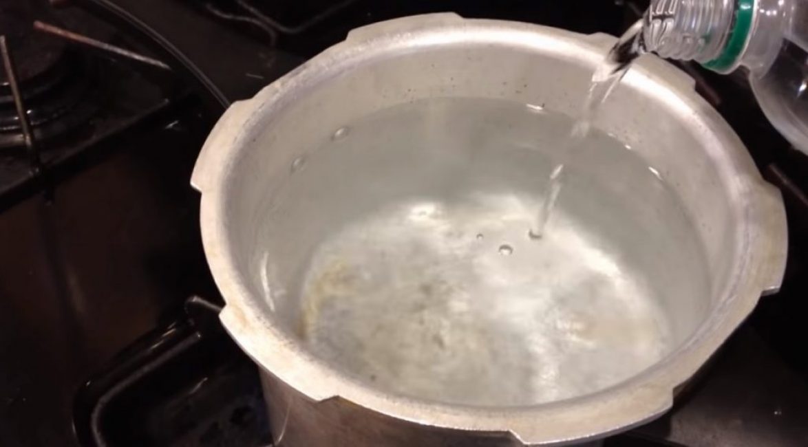 Añadir 50 ml de vinagre al agua hirviendo
