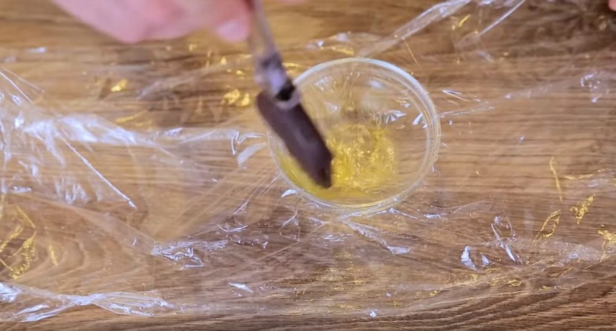 Lubricació de la pel·lícula en un bol amb oli d'oliva