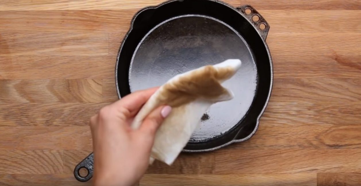 Mírné znečištění ubrousku po nanesení vrstvy oleje