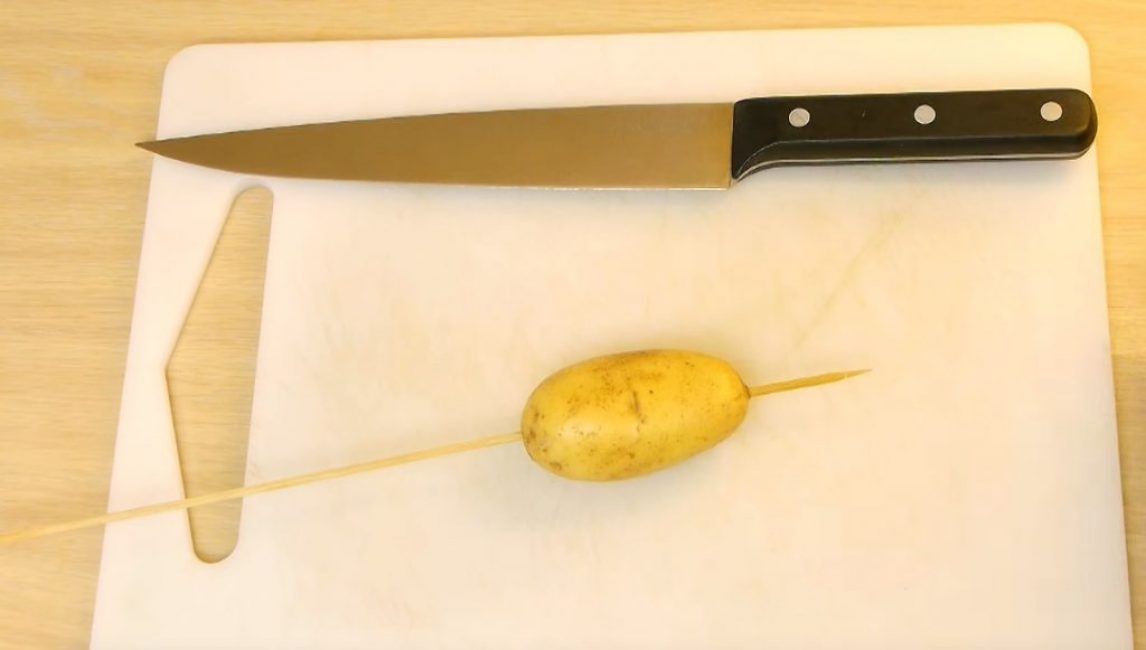 Perunat leikkuulaudalla
