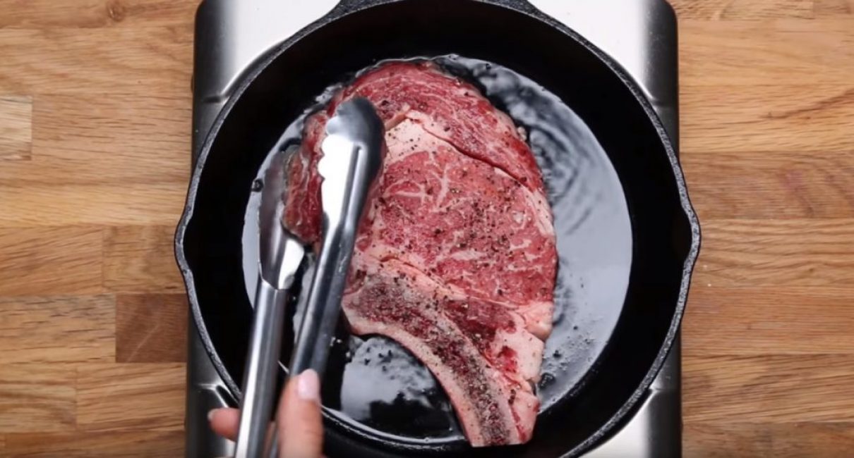 Snažím se dostat steak z pánve