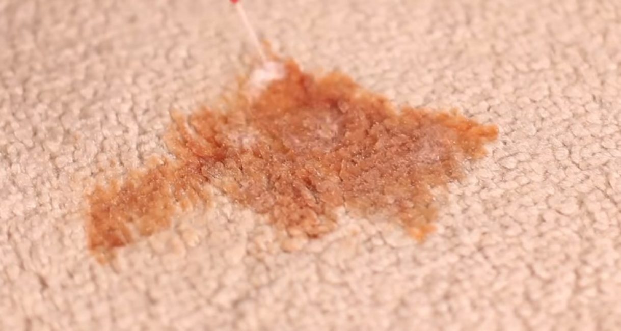 La taca de ketchup és fàcil d'eliminar