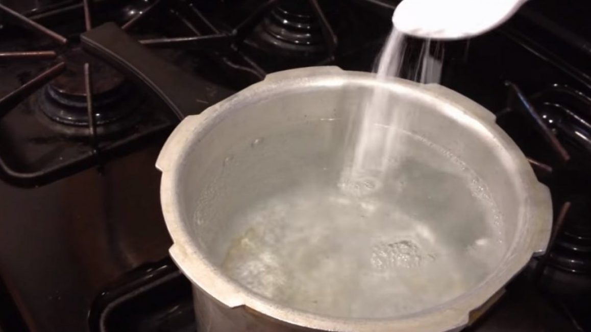 Agregue 1 cucharada a la olla. yo soda