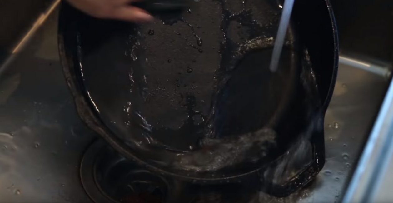 Po vyčištění pánev opláchněte horkou vodou