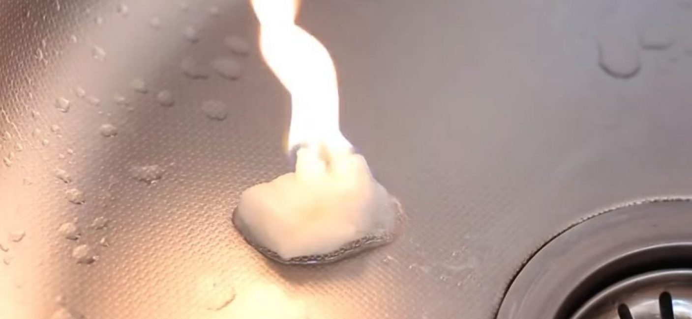 La crema de cotó tractada amb WD40 no es pot extingir amb l'aigua.