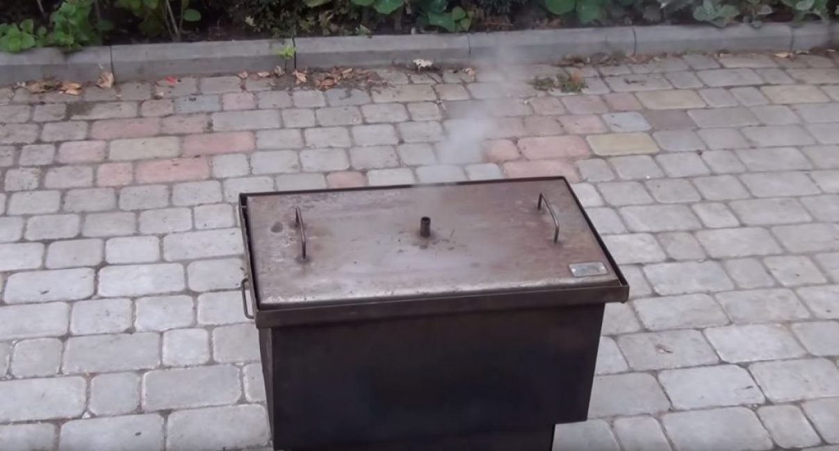 Kapaktaki delikten buhar çıkıyor