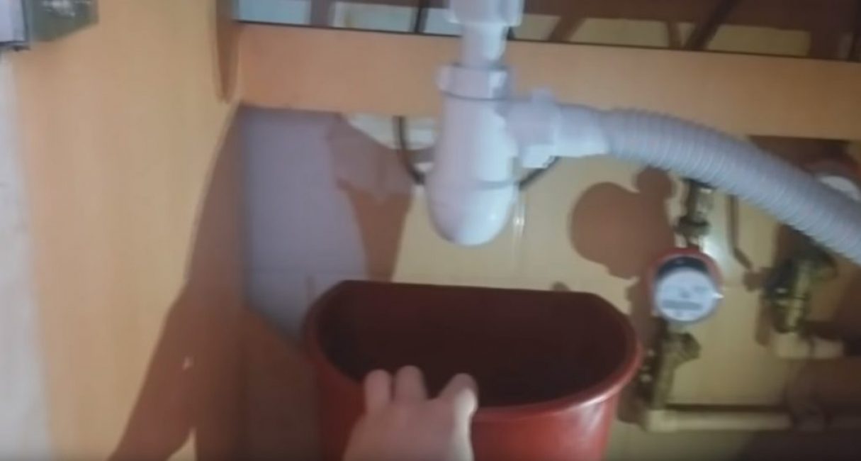 Vödör beszerelése a szifon alá