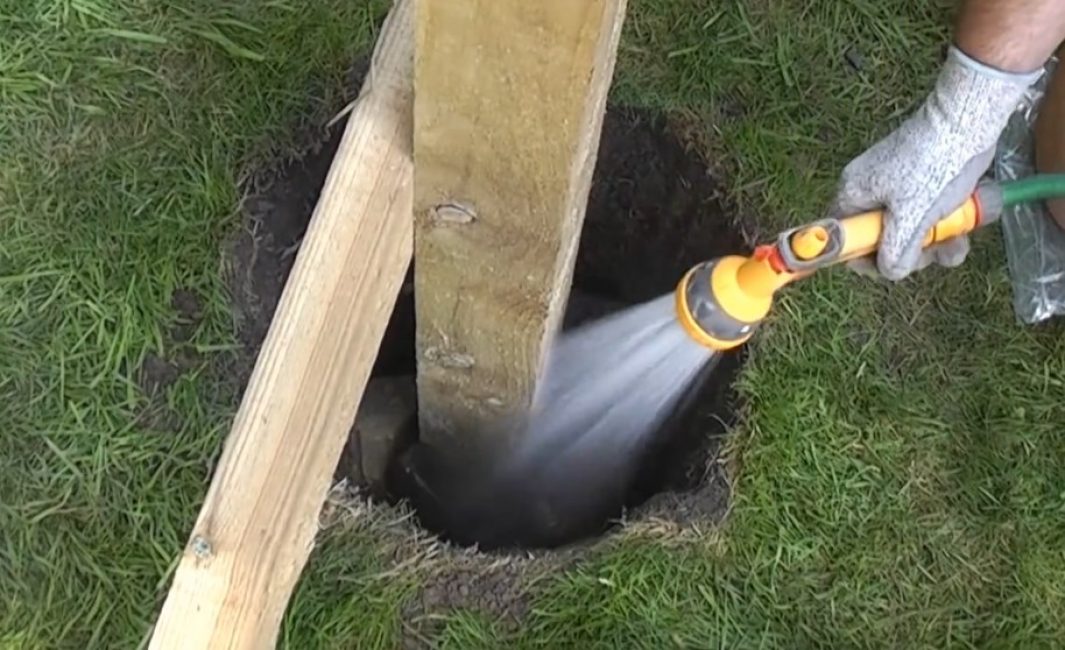 Nalijte otvor z hadice na zalévání