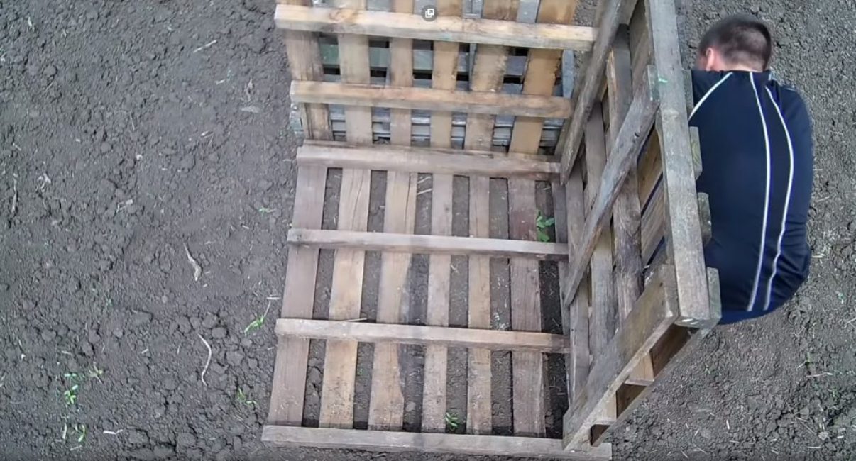 Закрепване на стените на рамката на резервоара към дъното
