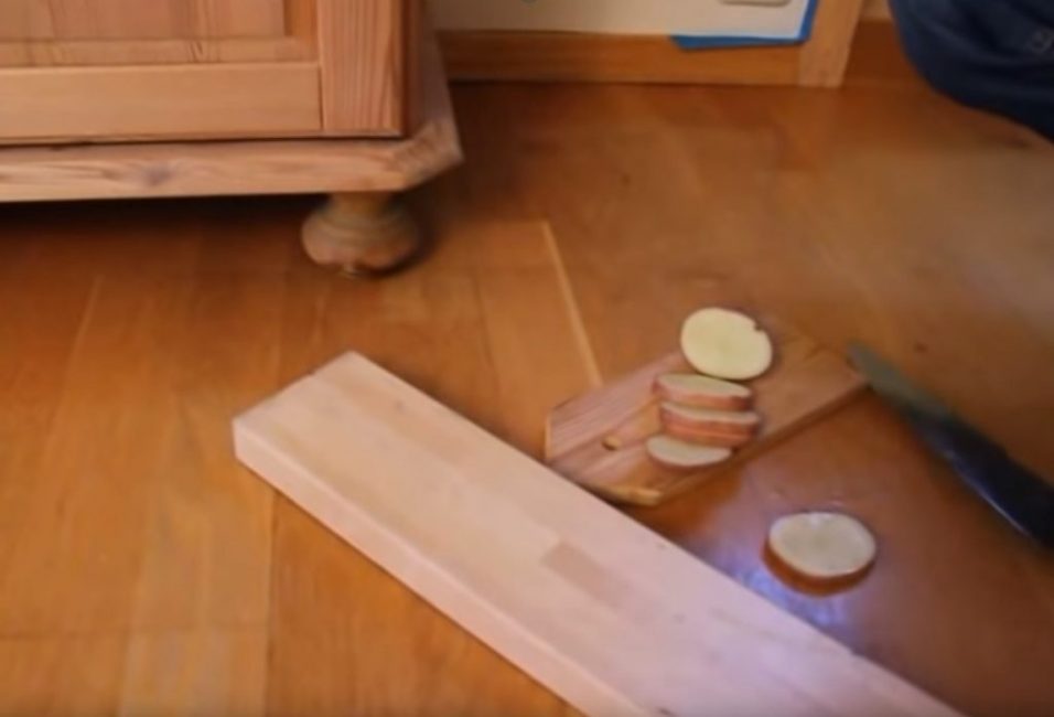 Vzhledem k tomu, že skříňka má 4 nohy, potřebujete 4 hrnky brambor