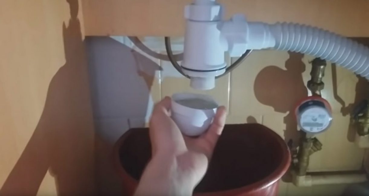 A szifon lecsavarása