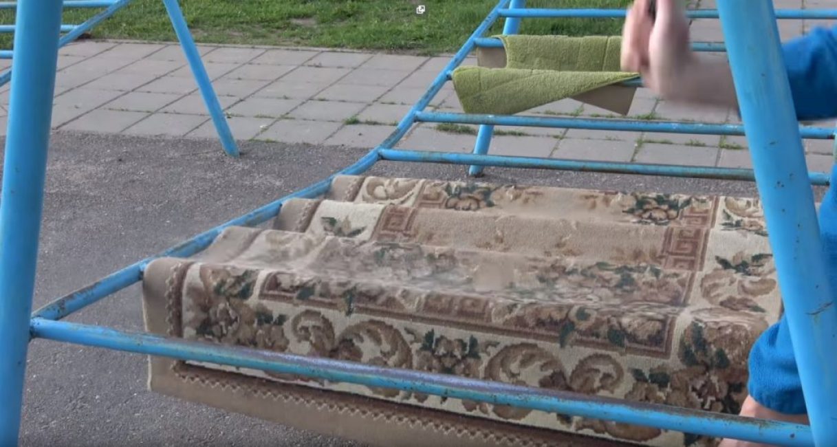 Halı nakavt edilmeli veya vakumlanmalıdır.