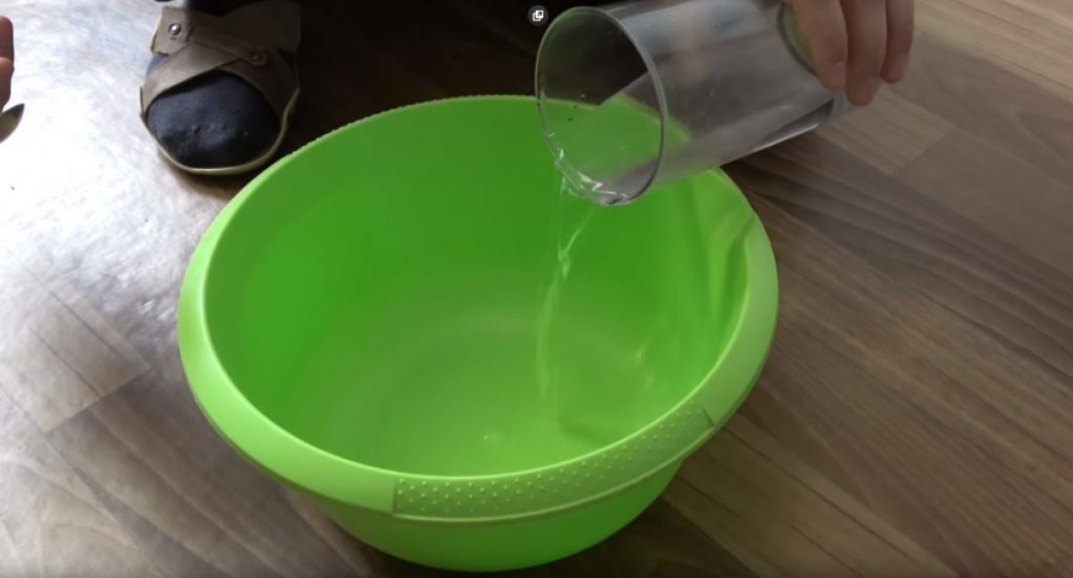 Önce bir kaba 300 ml ılık su dökün.