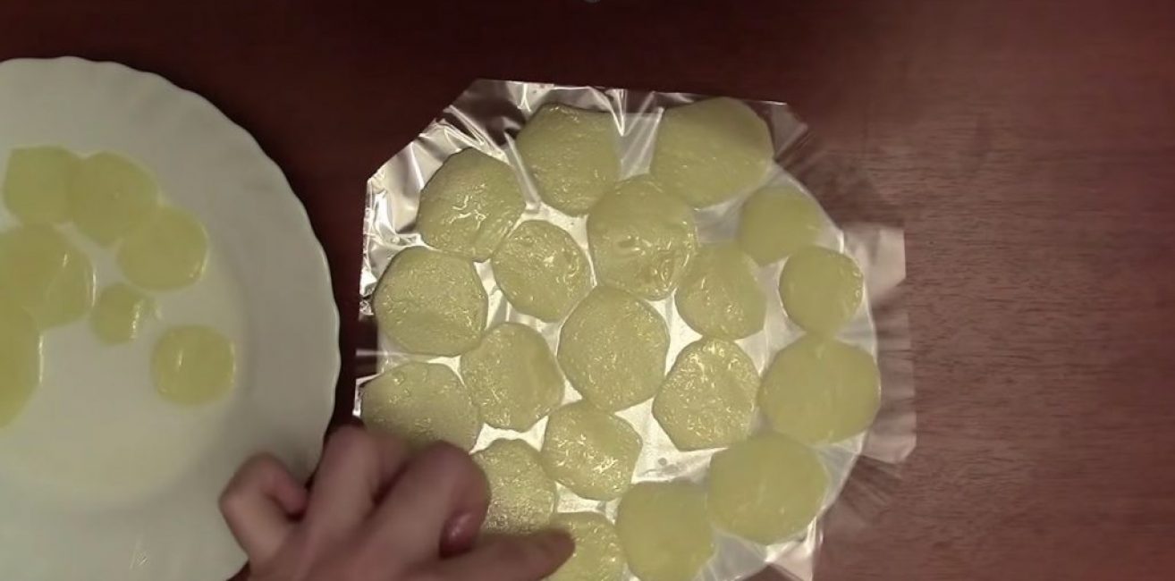 Plátky brambor se naskládají na talíř v jedné vrstvě