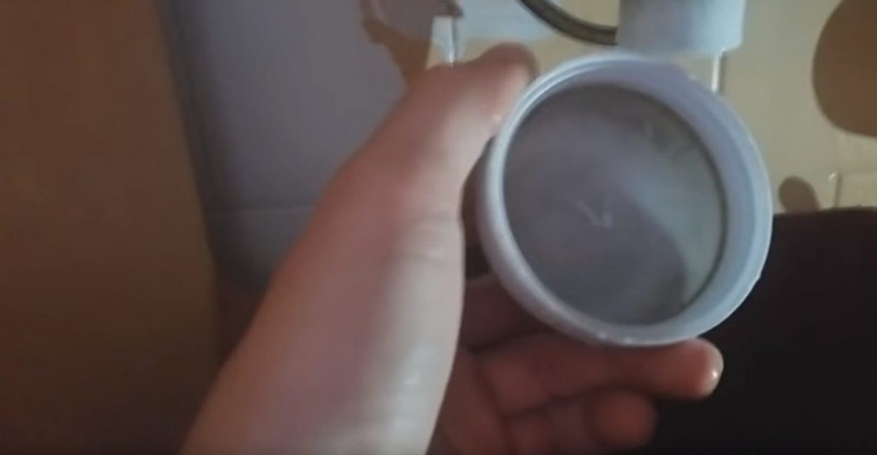 Eltömődés ellenőrzése a tartályban