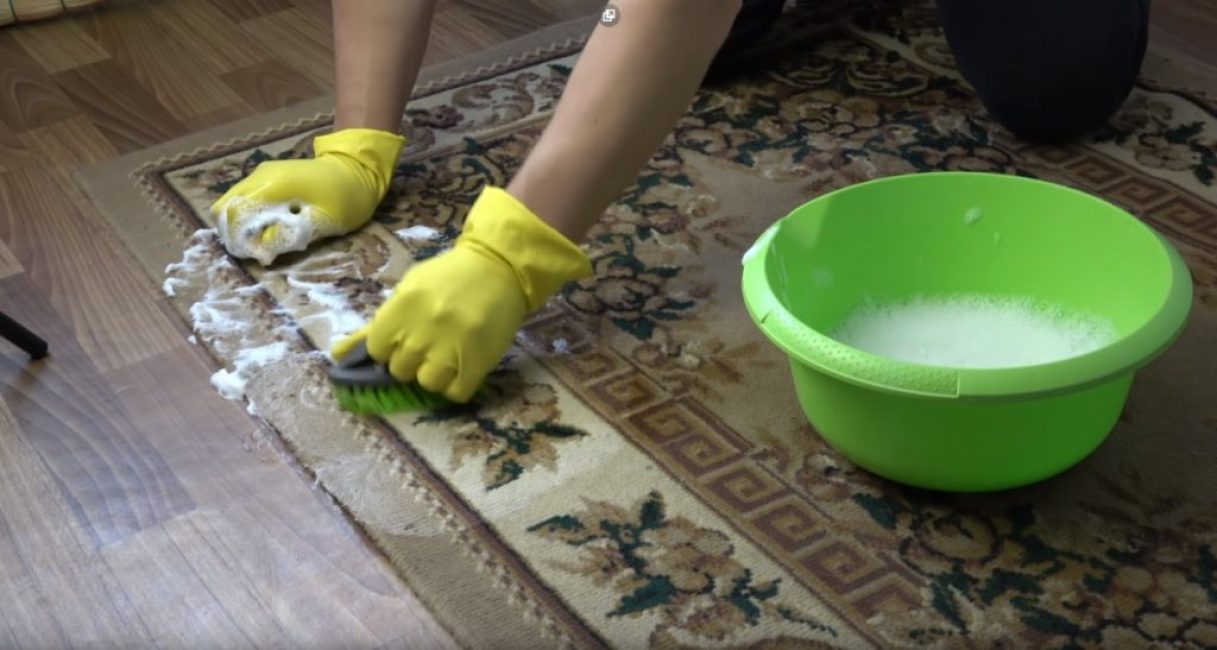Daha sonra bir fırça yardımıyla ürün dairesel hareketlerle halıya sürülür.
