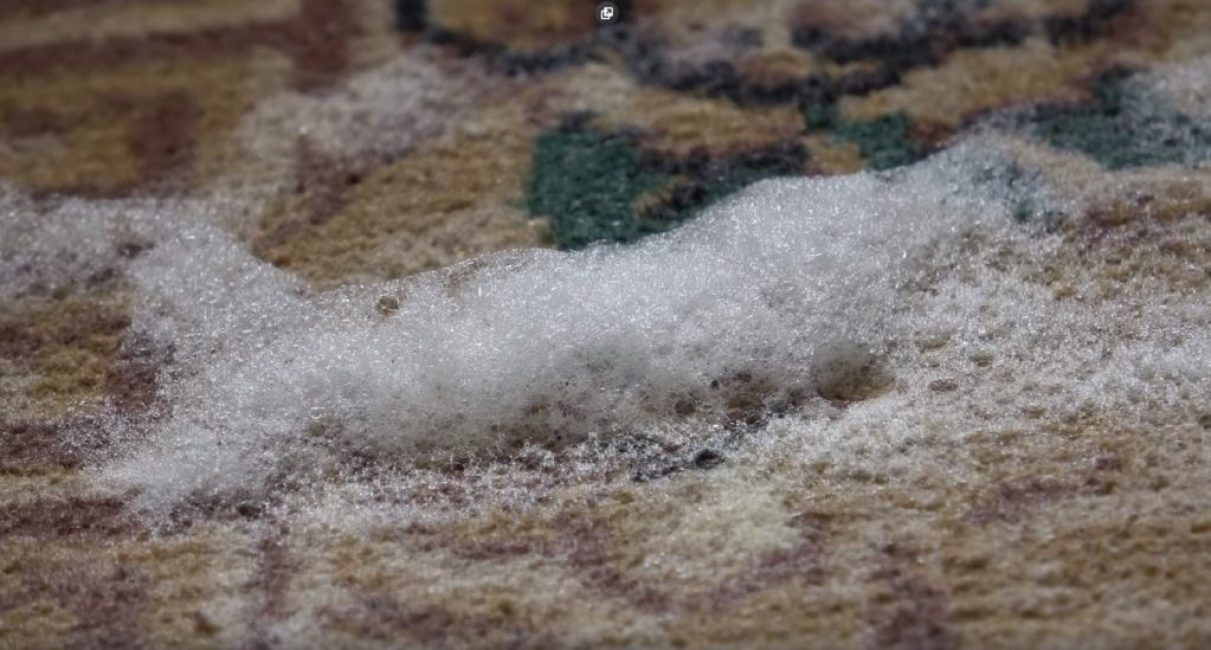 Halı yüzeyinde köpüklü soda ve bulaşık deterjanı