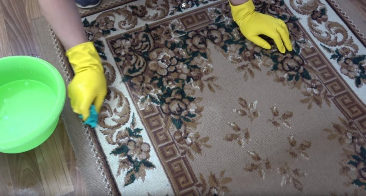 Ardından, nemli bir bez almalı ve sabun köpüğünü halının yüzeyindeki kir ile yıkamalısınız.