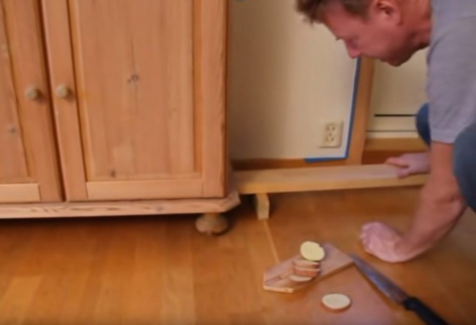 Poté se pod skříň zasune dlouhá deska, která se umístí na doraz.