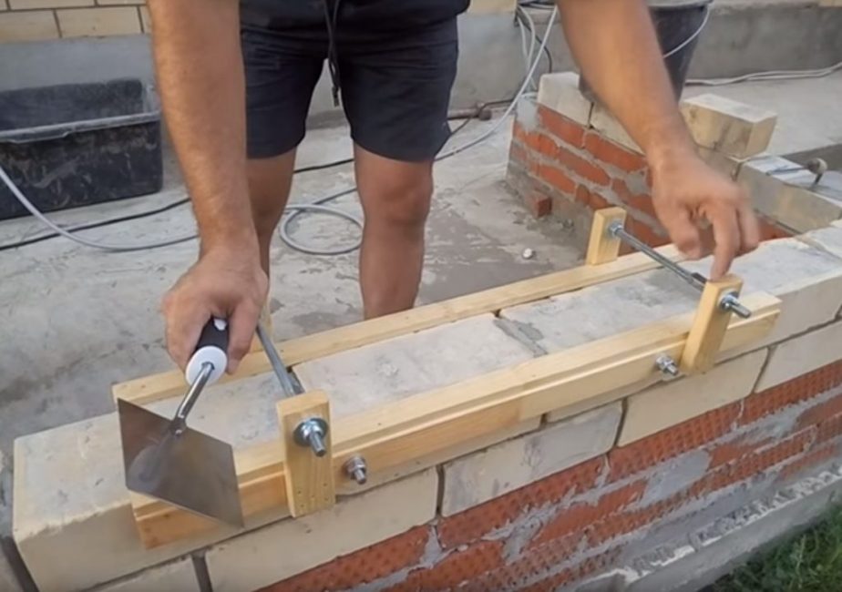 Boční lišty pro upevnění kolíků mají délku cca 100 mm