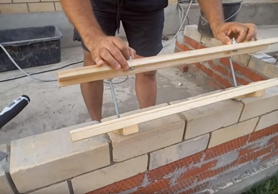 Speciální šrouby s podložkami, které umožňují měnit hloubku švu