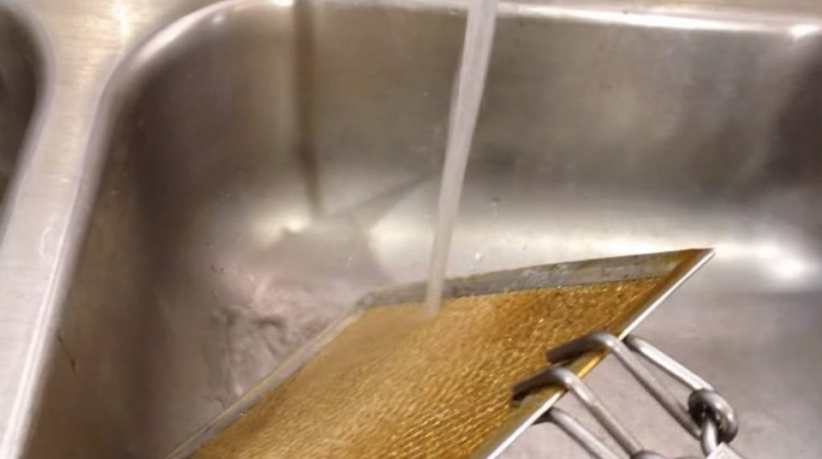 Luego se abre el grifo y se dirige un chorro de agua a la parte pretratada de la parrilla.