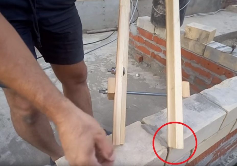 Lišta umístěná naproti uzávěrům má minimální výstupek (asi 5-7 mm)