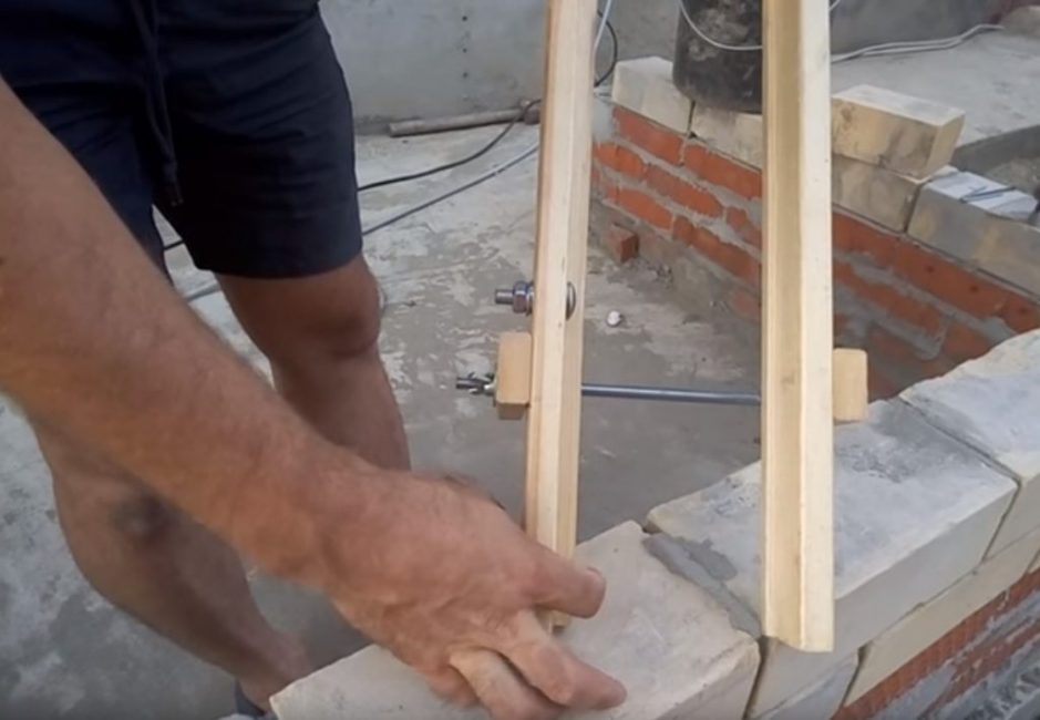 Lišta umístěná na straně uzávěrů je samozřejmě větší (10-15 mm)