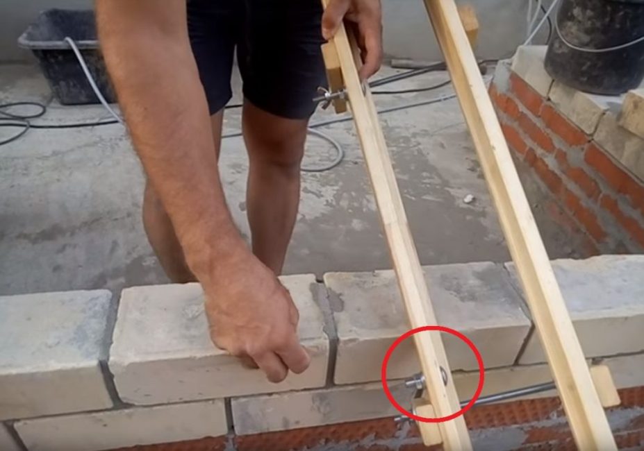 Nastavení hloubky švu se provádí pomocí podložek umístěných pod čepicemi