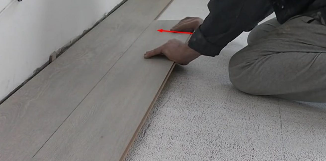 Zasuňte pravý okraj laminátu do zámku