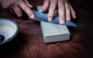 Bıçakları bileme taşıyla bilemek için doğru teknik [LIFE HACK]